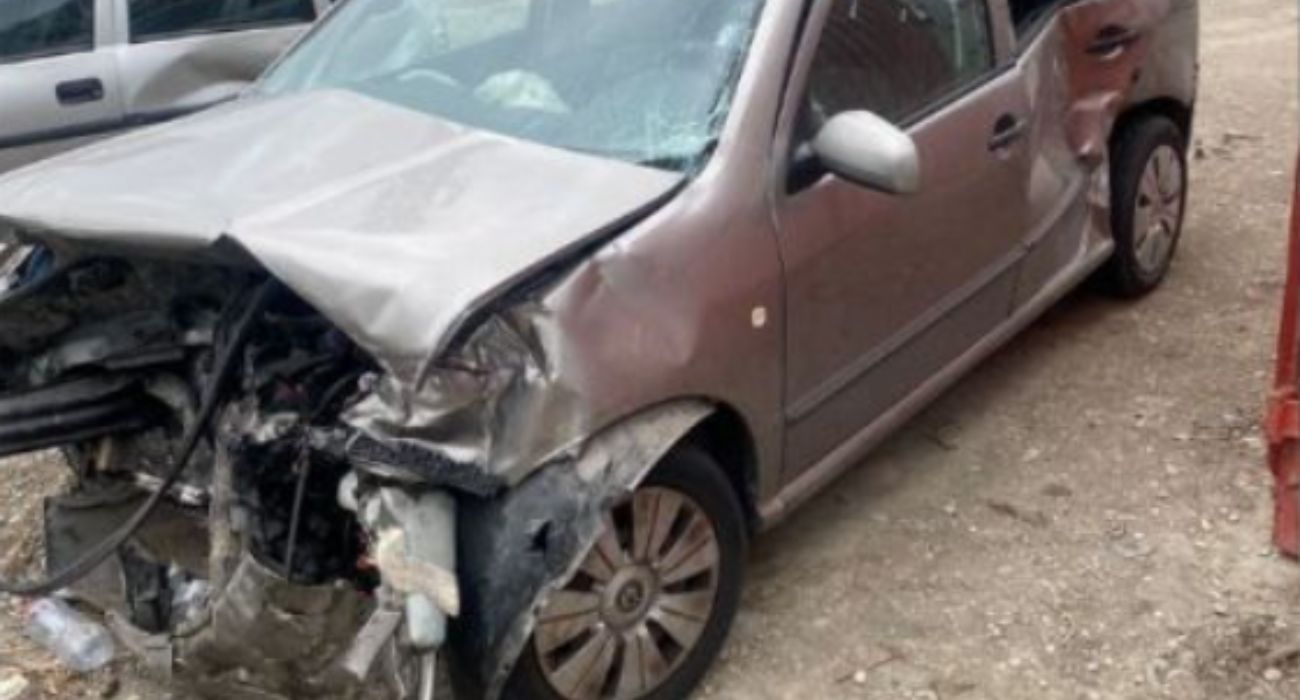 Así quedó el coche de la joven que recibió el impacto del delincuente a la fuga.