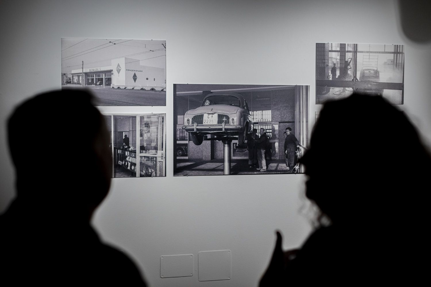 Dos visitantes, ante el apartado del concesionario Renault en la Zona Franca. GERMÁN MESA