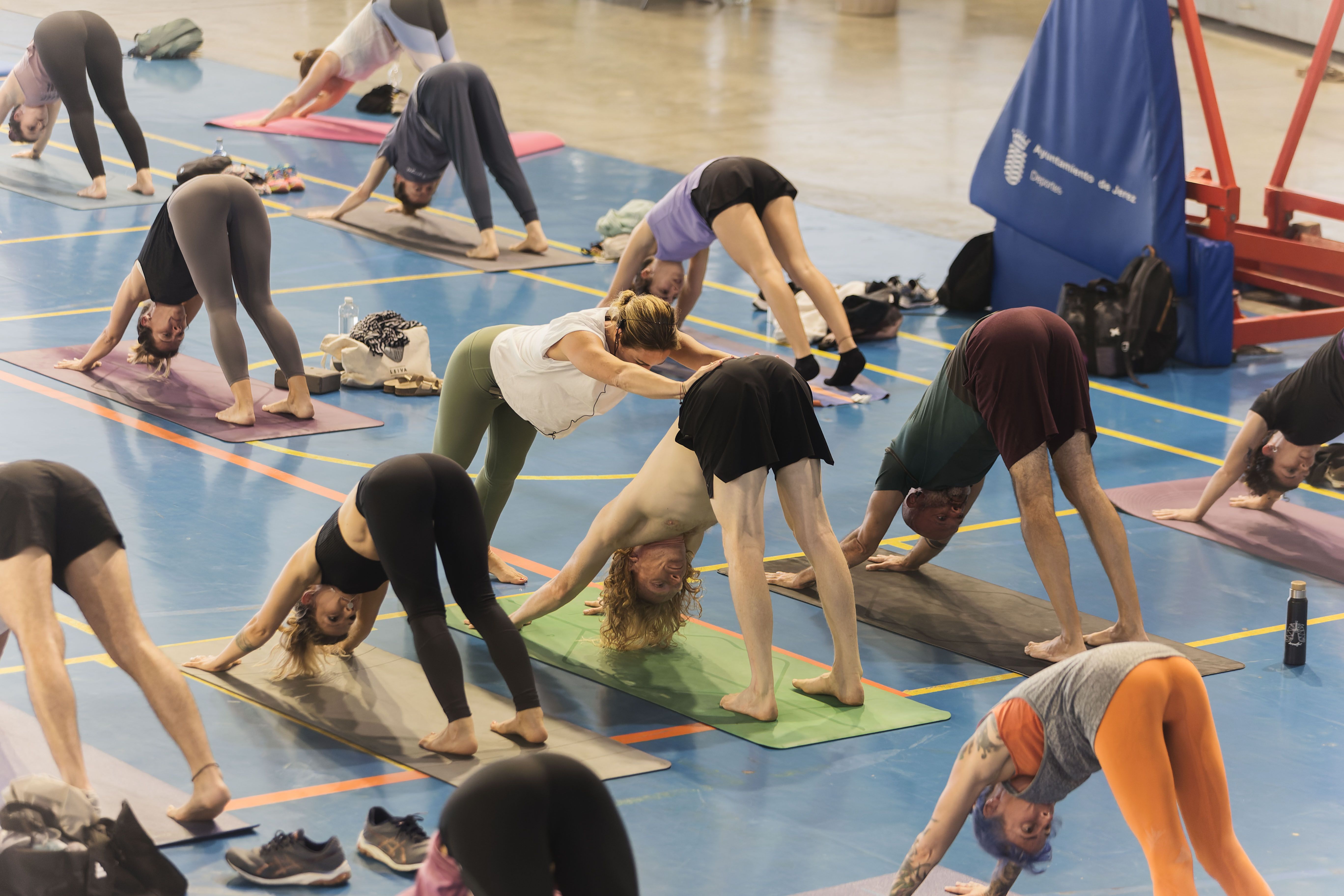 Una clase de yoga en una imagen de archivo.