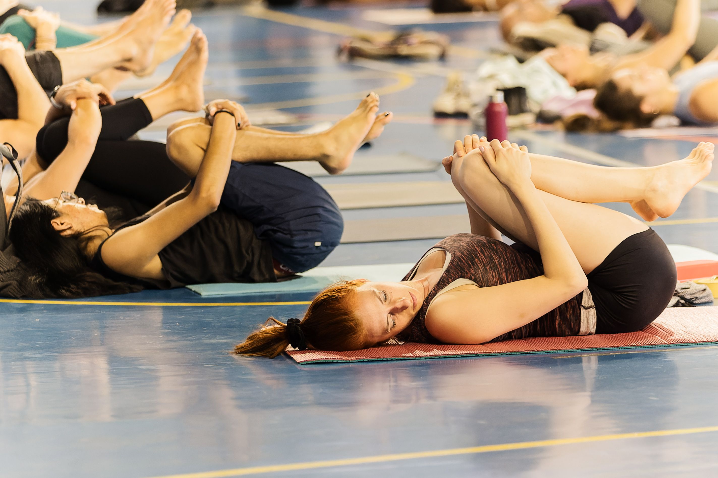 Varias personas practican yoga en una imagen reciente.