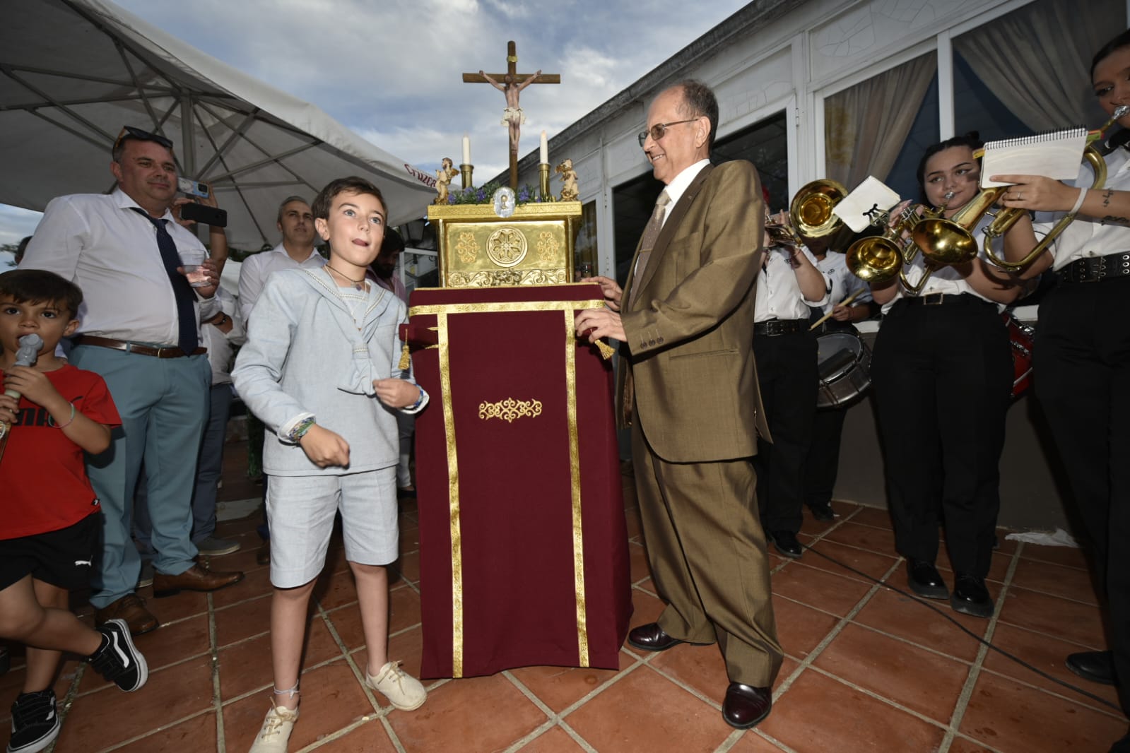 Salvi recibe el paso que le han regalado por su Primera Comunión, este pasado sábado en Jerez.