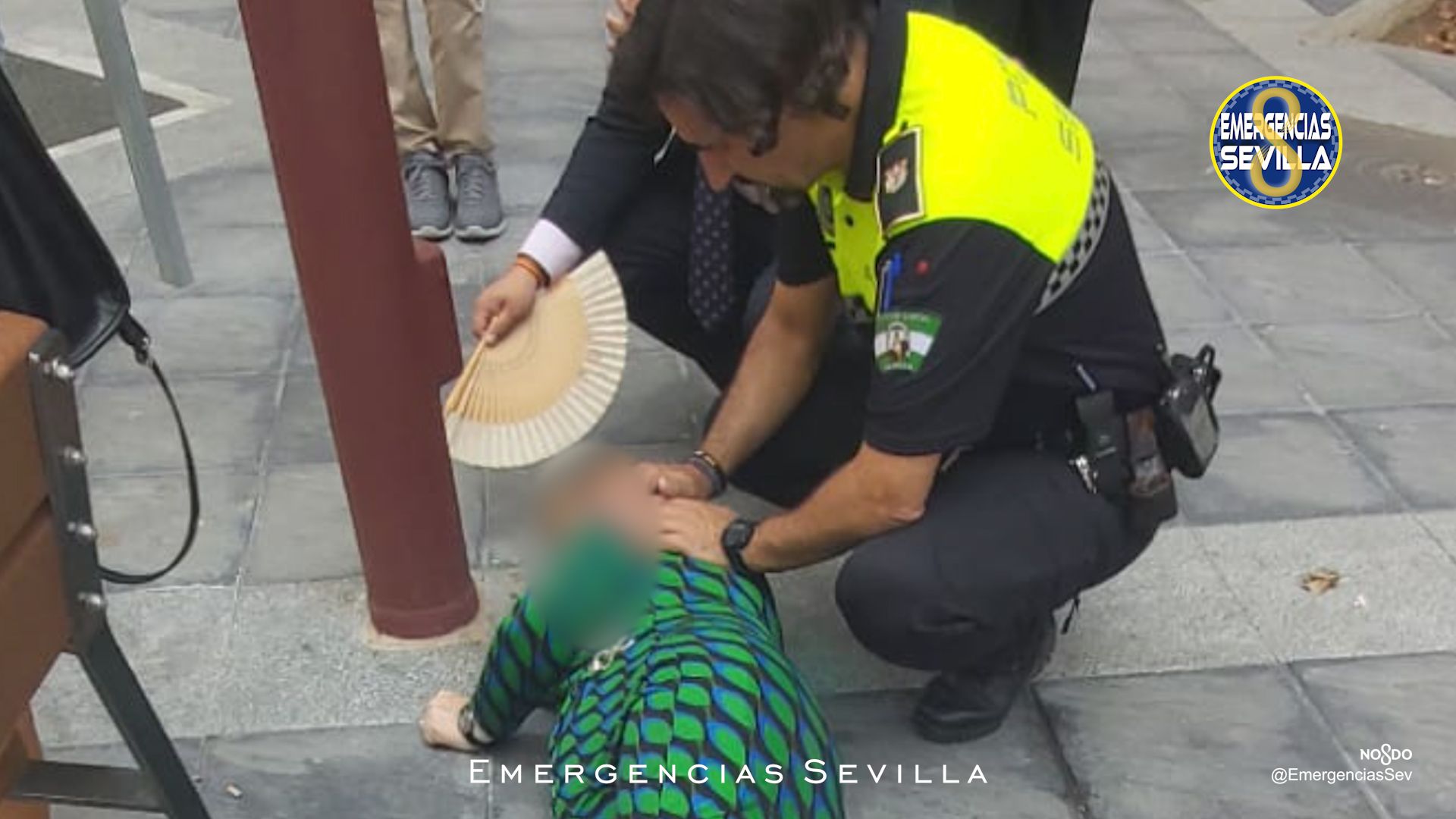 Los agentes de Policía atienden a la mujer que había sufrido un infarto.