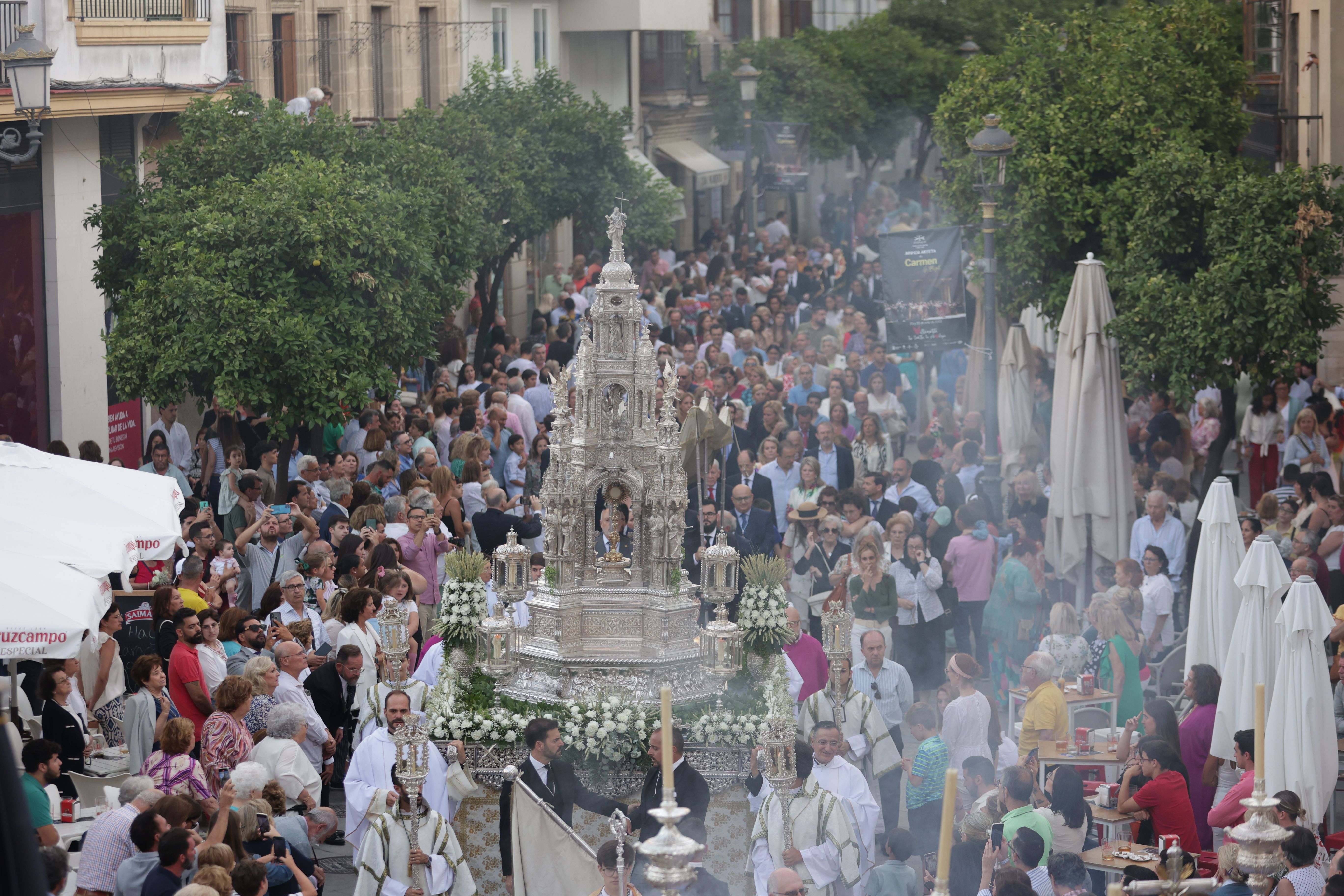 Numeroso público y ambiente de Corpus en el centro al paso de la custodia. 