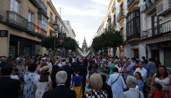 Zona posterior del cortejo tras la custodia, el sitio de costumbre de la corporación municipal, ausente.     CANDELA NÚÑEZ 
