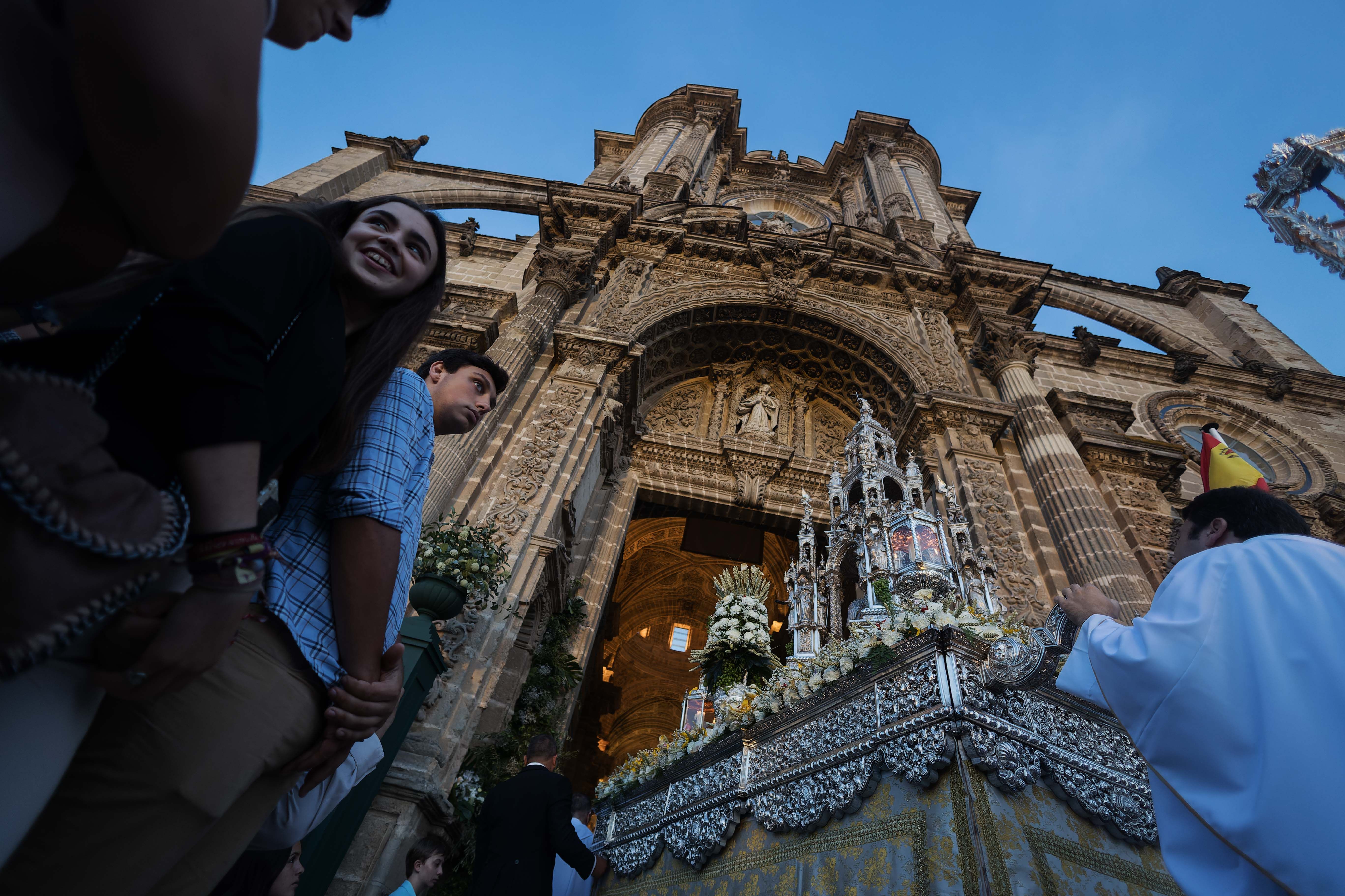 El Consejo nombra al exaltador de la Eucaristía y al pregonero de las Glorias. La procesión del Corpus saliendo de la Catedral.