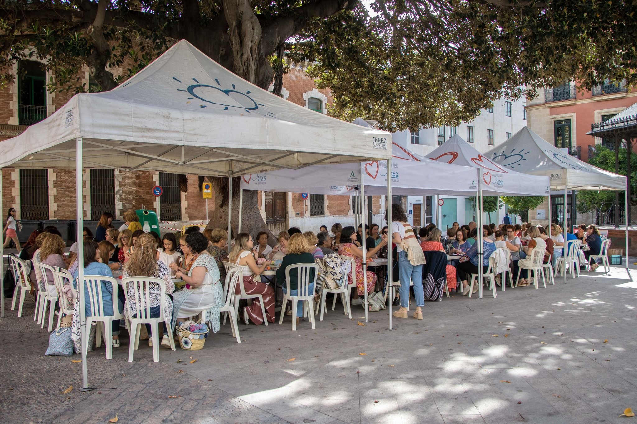 Acoje celebra con éxito el día de 'Tejer en público': atrae a Jerez a participantes de toda la provincia.