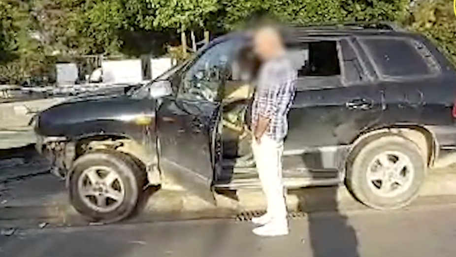 El conductor sin carné, tras ser detenido después de embestir a un turismo y empotrarse en una rotonda.