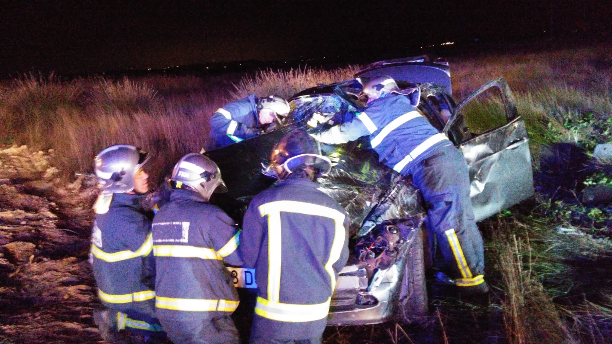 Los bomberos, rescatando a los ocupantes del vehículo.