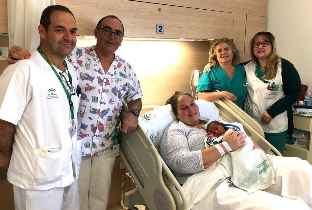 La madre y familia de Adil, el primer bebé nacido en Andalucía, posa con personal médico.