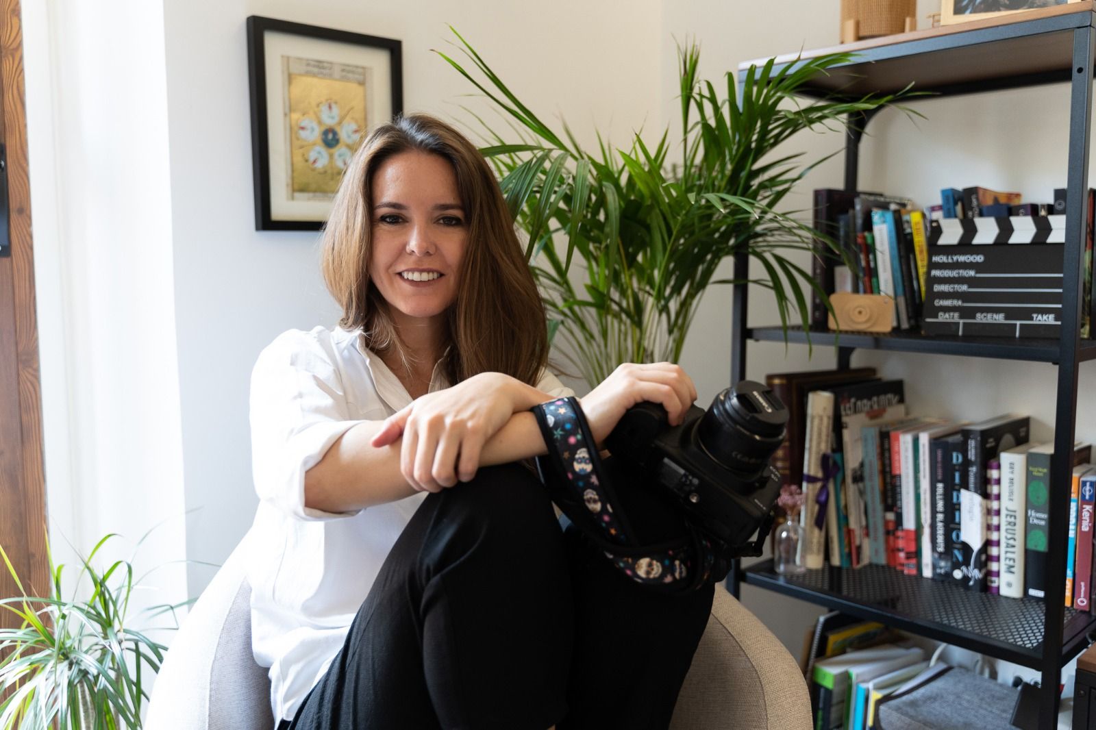 La jerezana Lara Villar Sanz, con la cámara, en su casa de Madrid. 