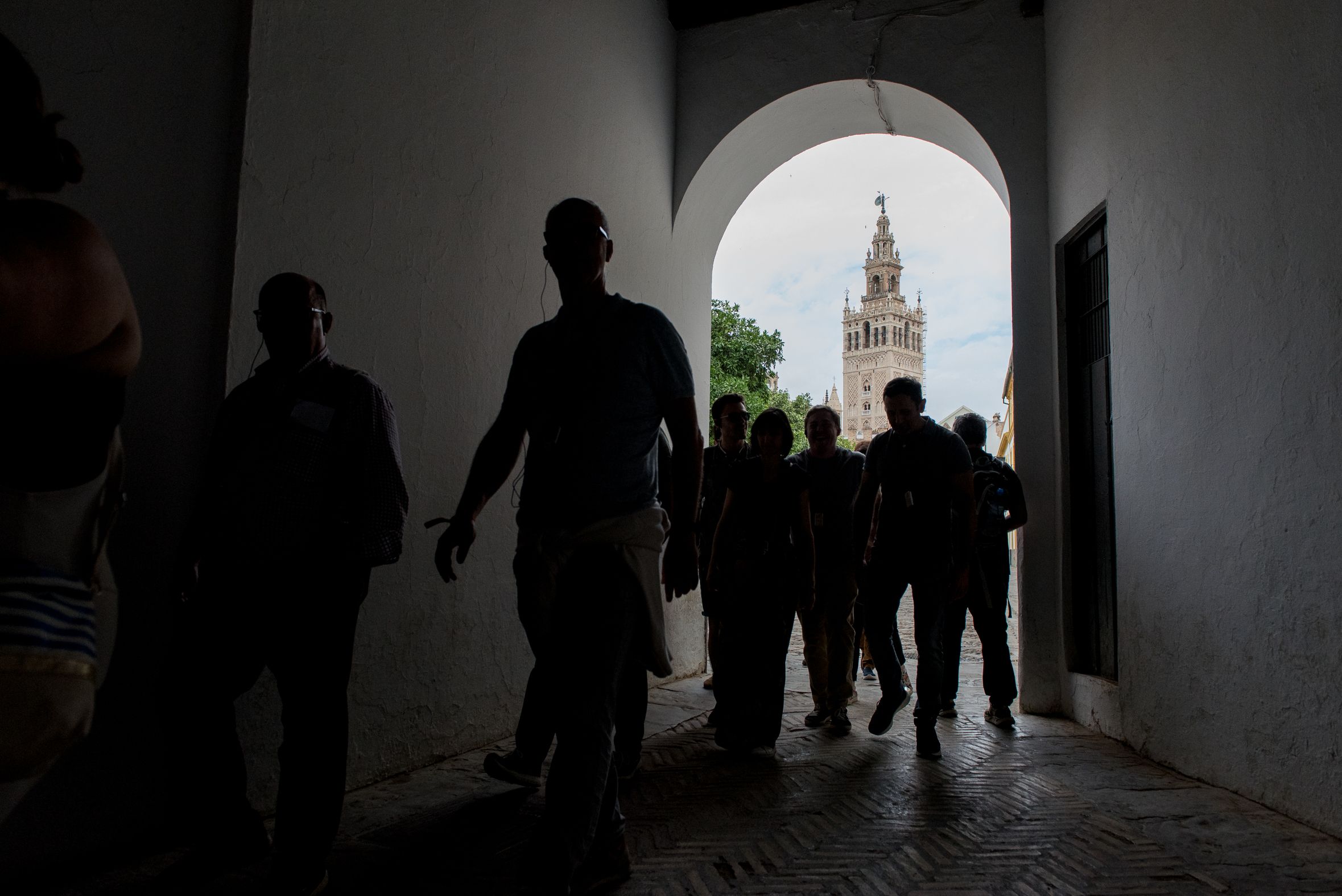 Varias personas pasean por Sevilla en una imagen reciente. 