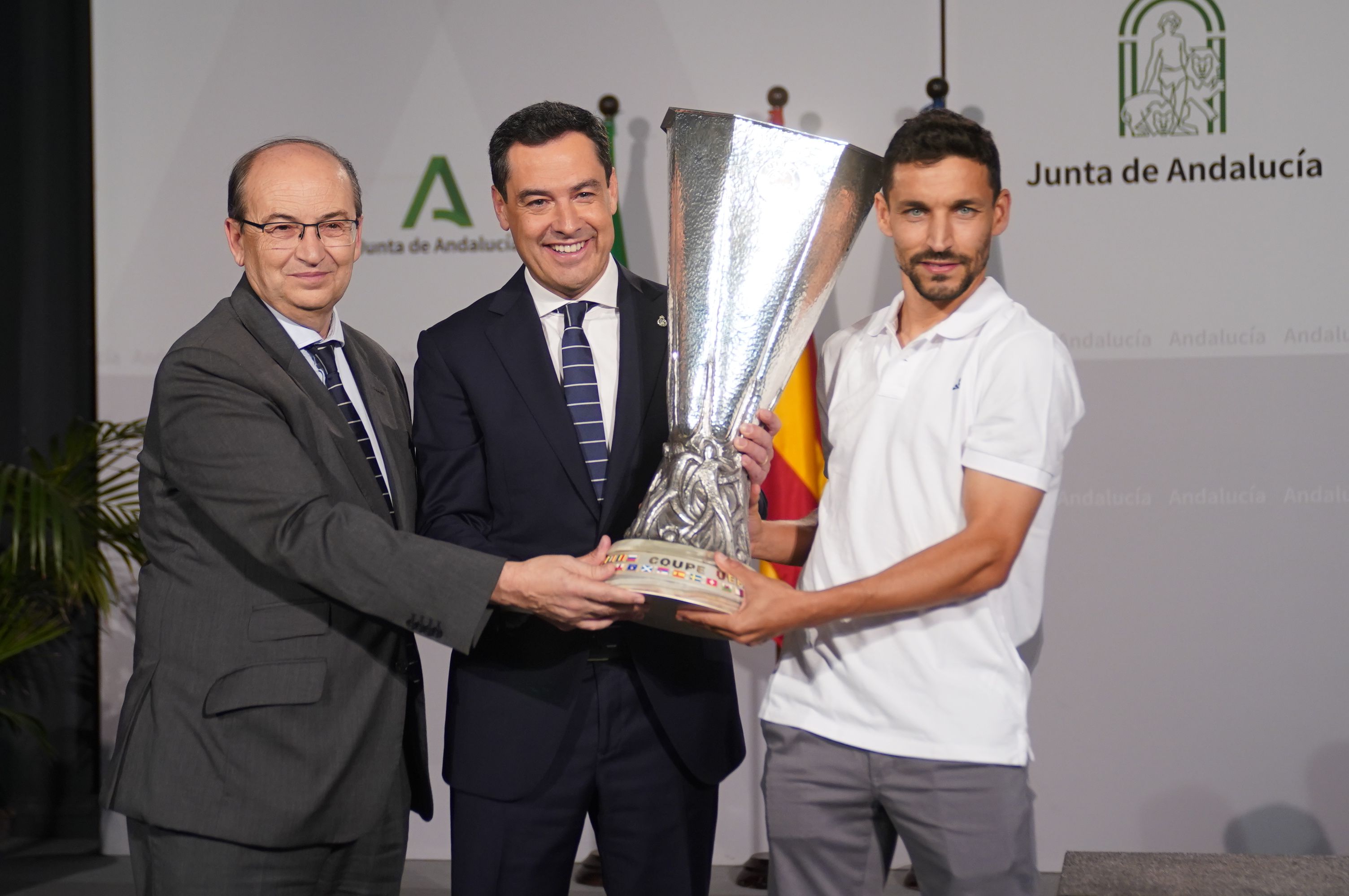 Juanma Moreno en la recepción del Sevilla FC.