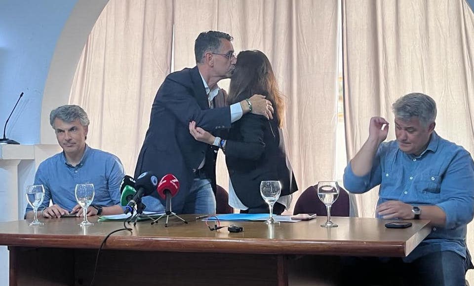 Miguel Molina (AxSí) y Ana Moreno (PP), besándose tras sellar el acuerdo.