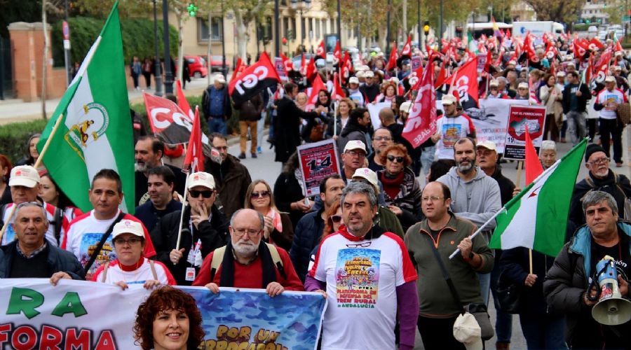 Una manifestación por la defensa del tren rural convocada por CGT.