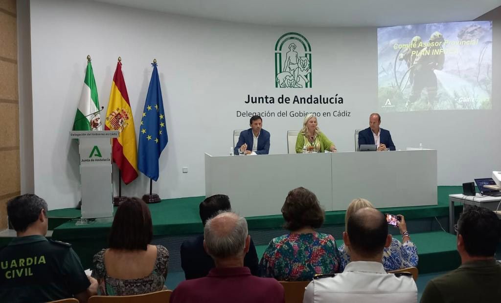 420 profesionales en Cádiz destinados a la lucha contra los incendios forestales. imagen de la reunión sobre el Plan Infoca.