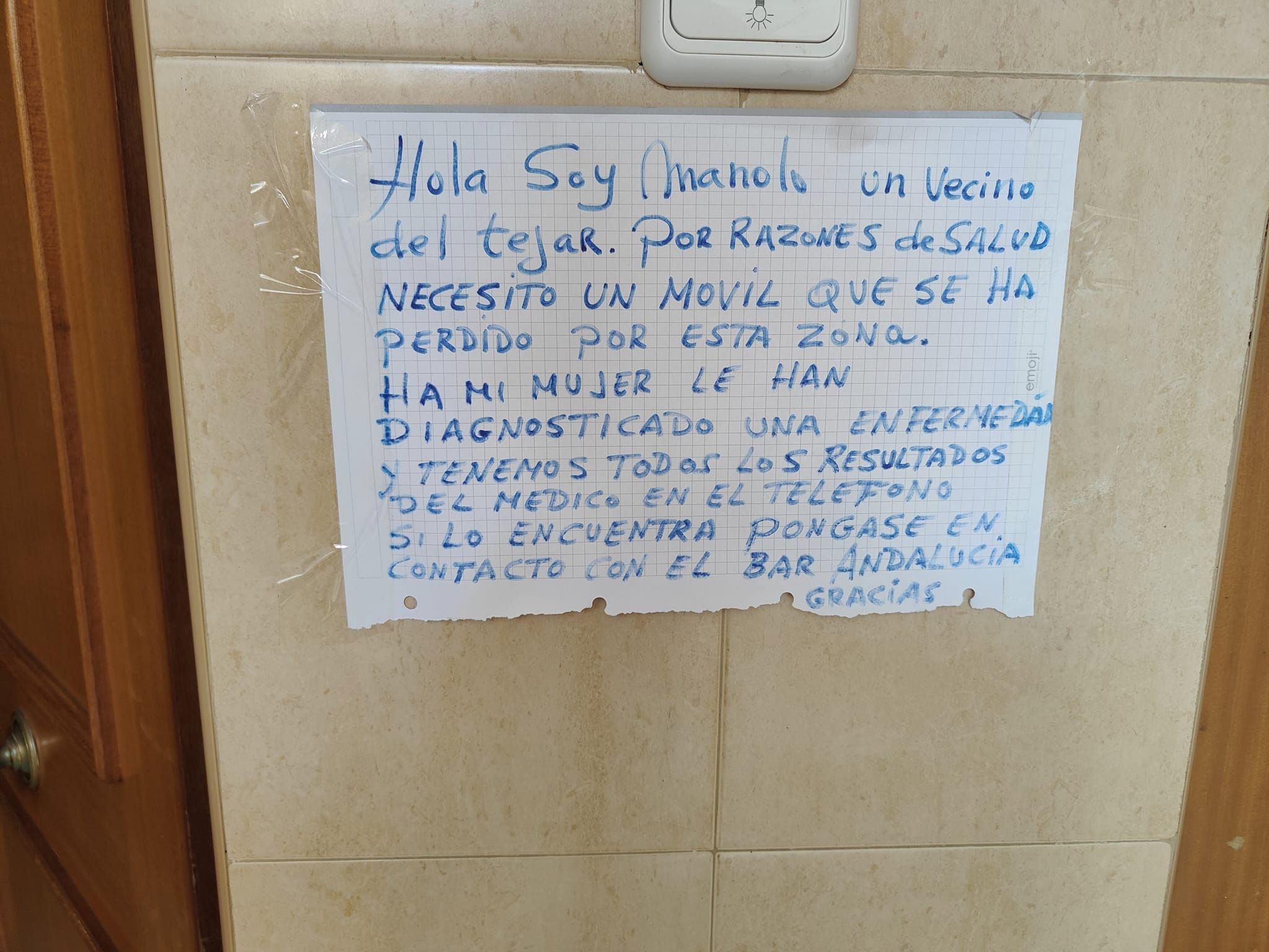 Cartel pegado por un vecino de El Tejar, en El Puerto, que ha perdido su móvil.