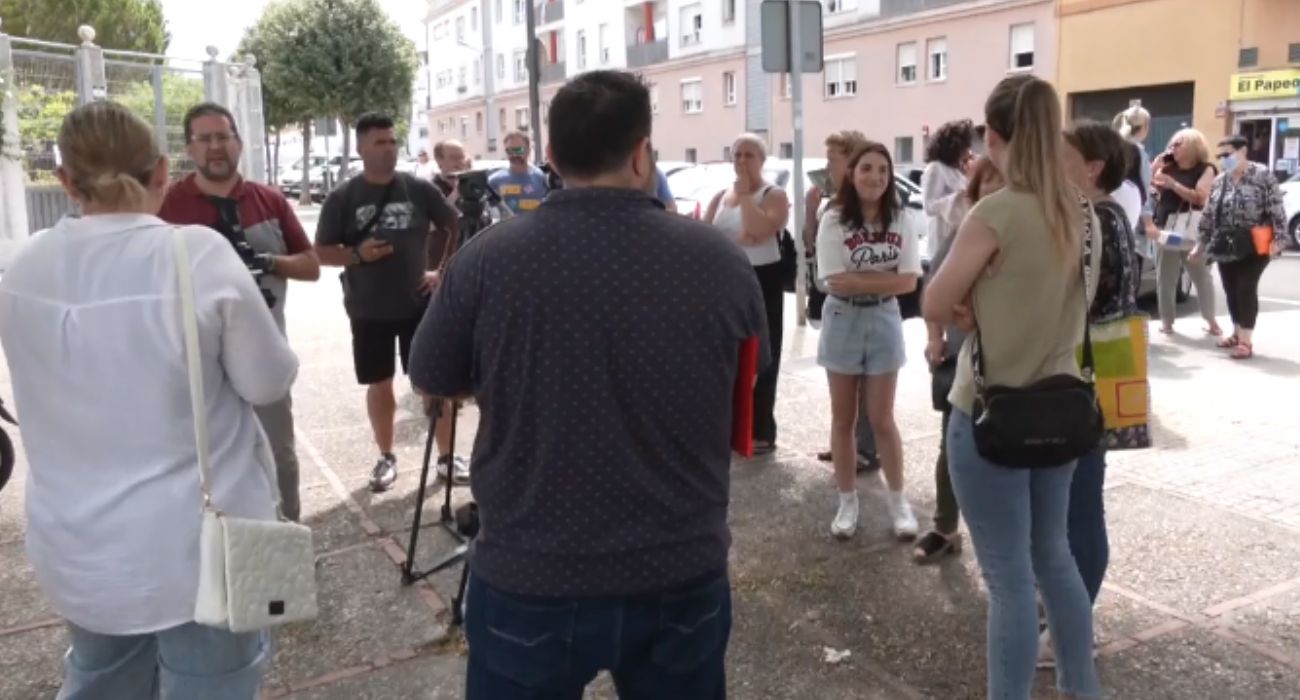 Concentración a las puertas del instituto de San Fernando donde tuvo lugar la agresión.   TELECINCO