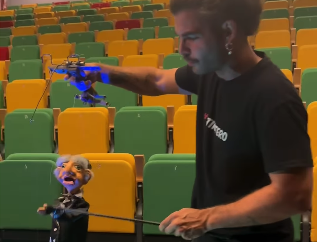 El titiritero Mario Ezno, con una de sus marionetas.