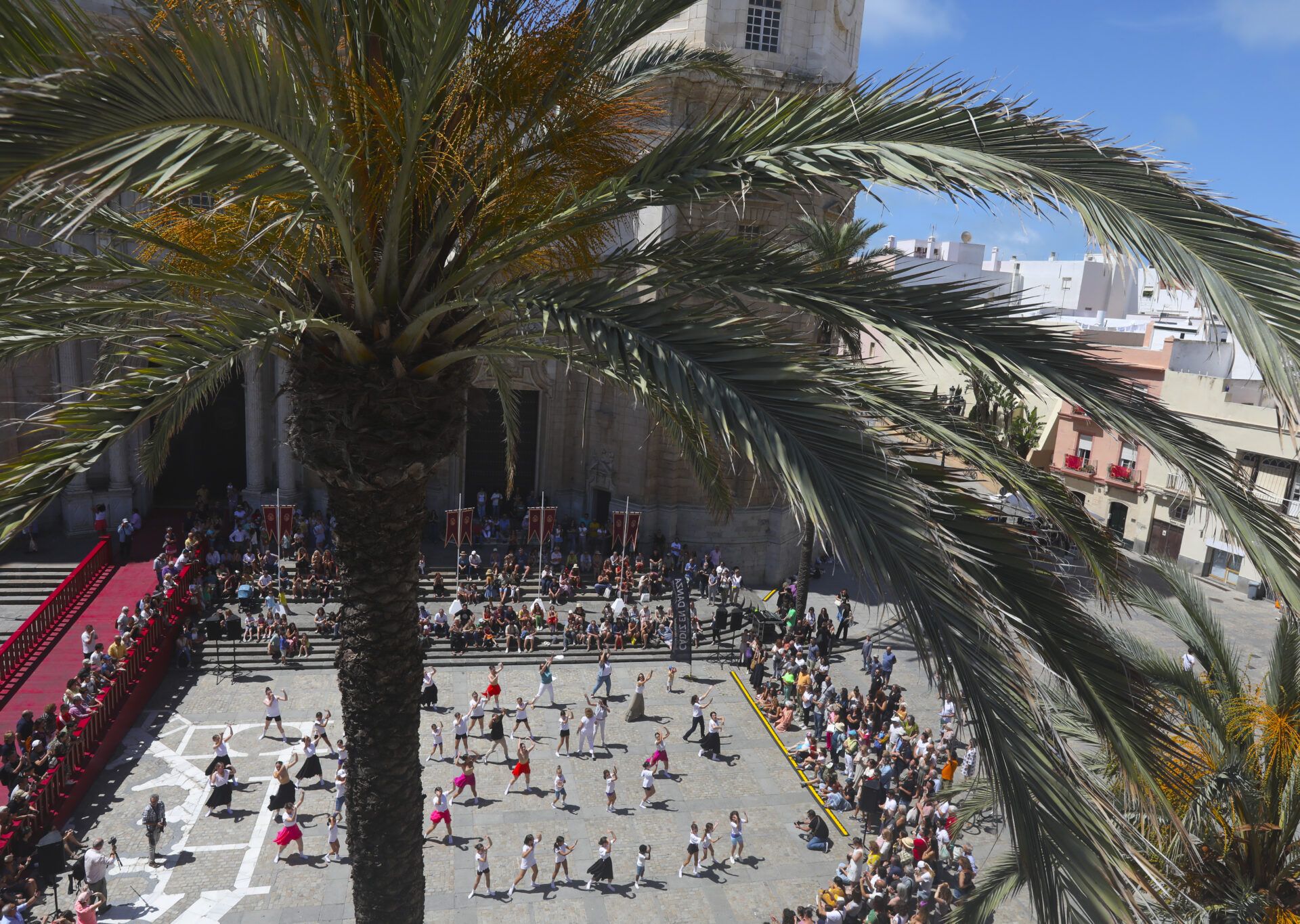 La plaza de la Catedral durante uno de los espectáculos de 'Cádiz en Danza'.