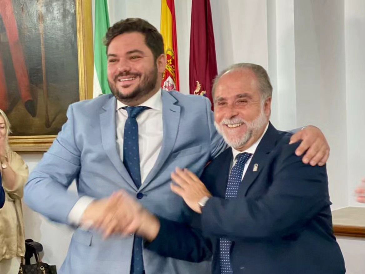 Miguel Rodríguez (PP) y Leopoldo Pérez (Aipro), tras firmar un acuerdo de gobierno en Arcos.