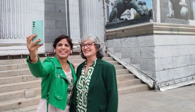 Teresa Rodríguez y Pilar González, frente al Congreso.