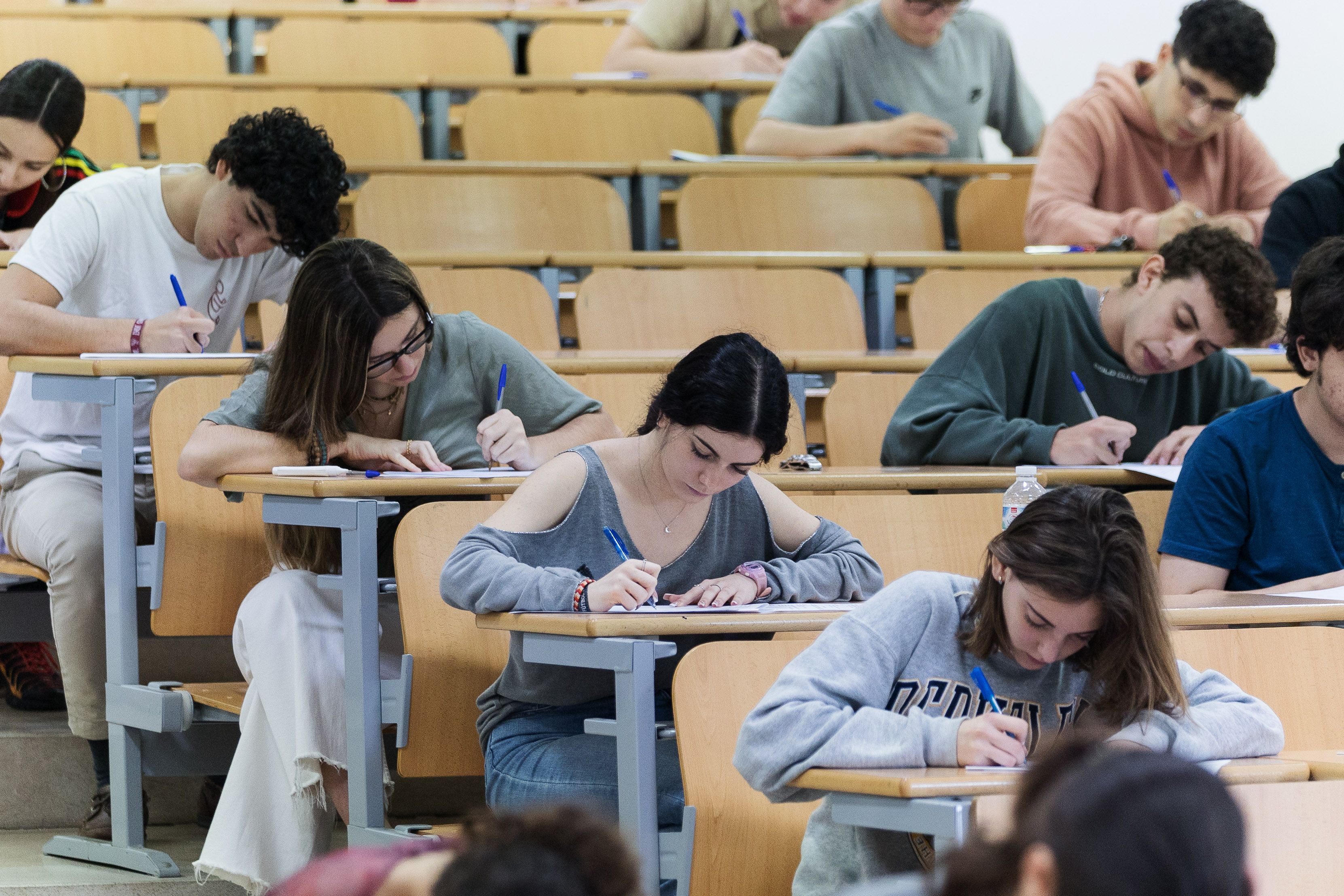 Varios estudiantes haciendo la selectividad en el año 2023.