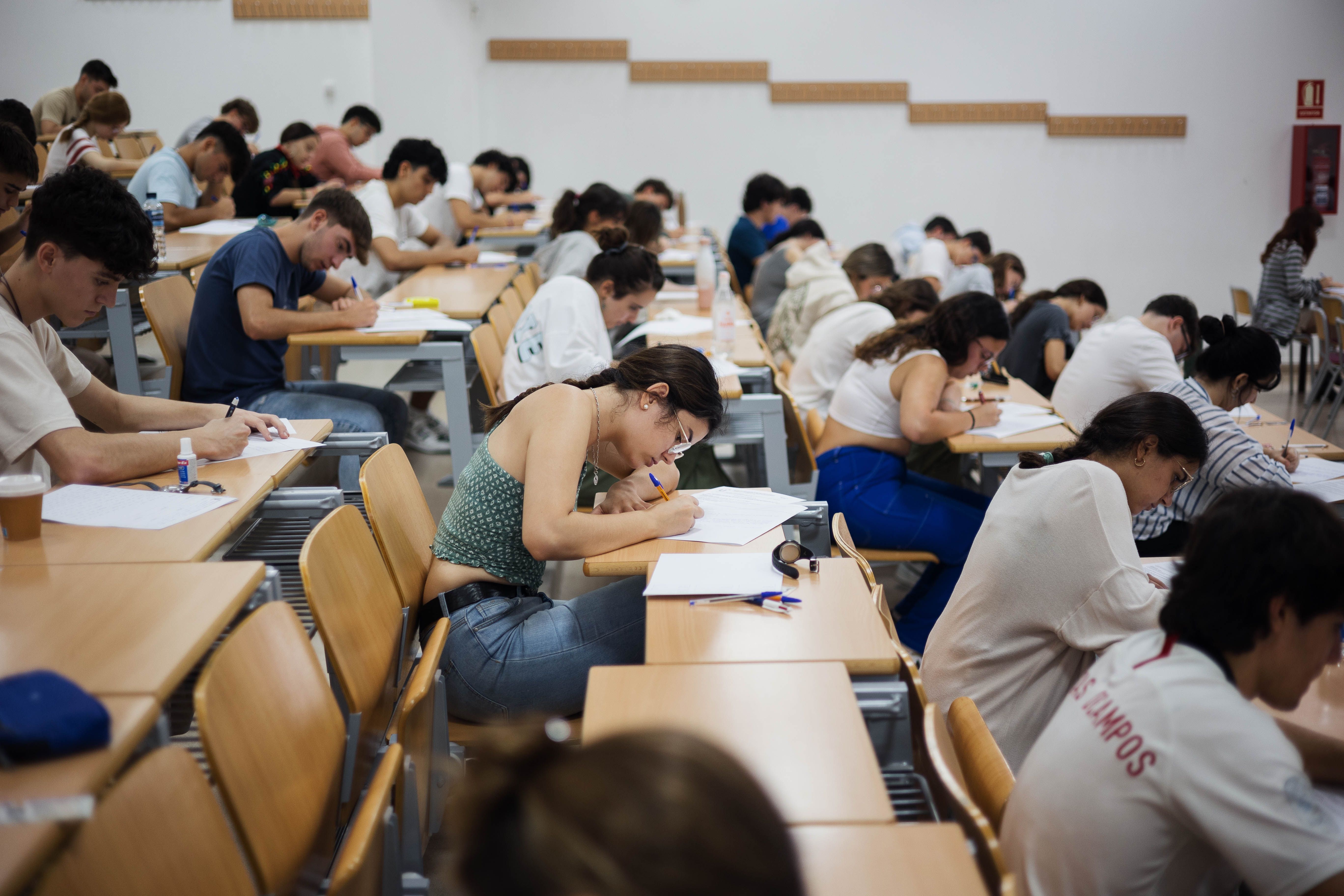 Imagen de futuros universitarios realizando la selectividad.