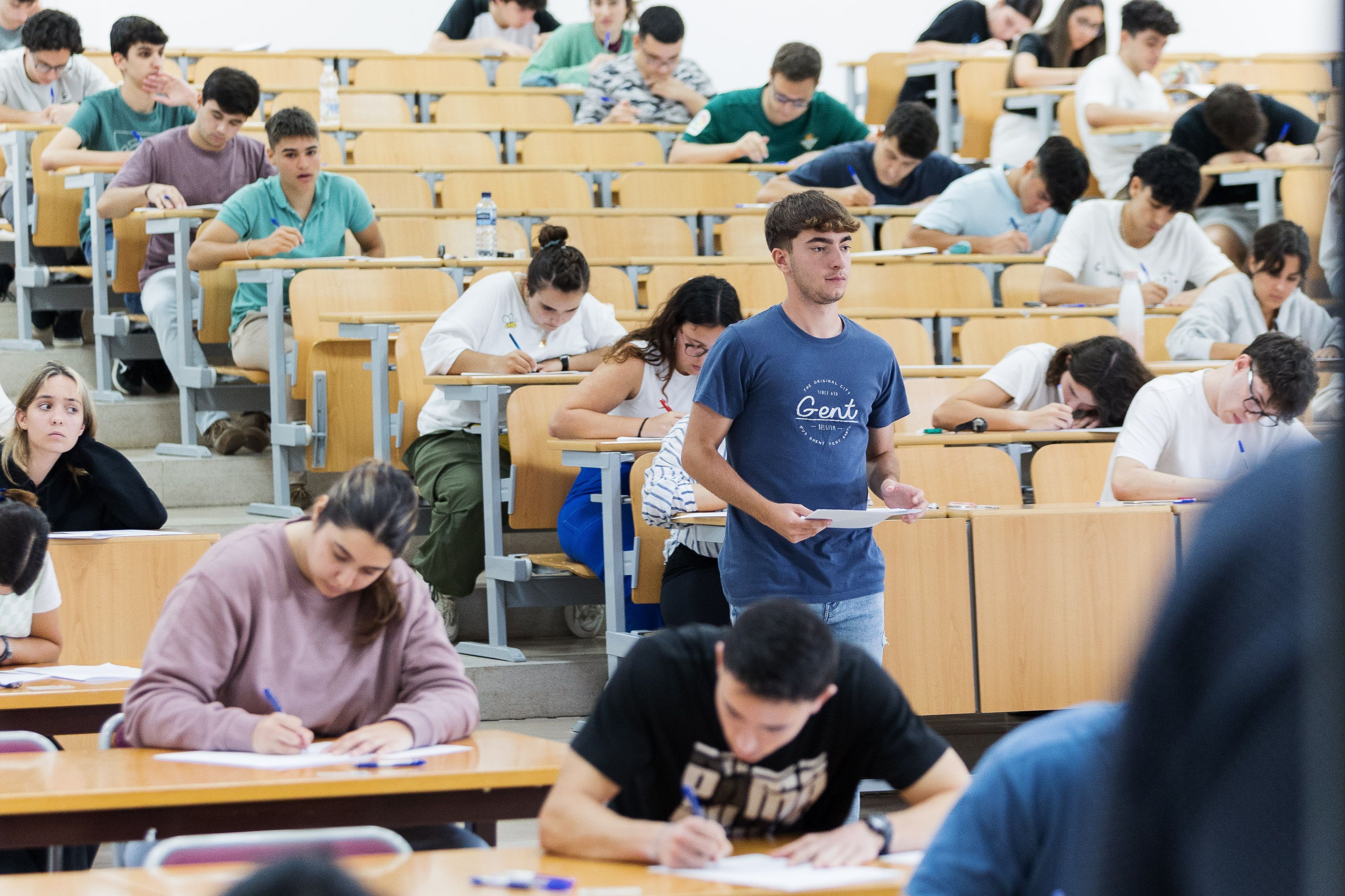 Jóvenes andaluces haciendo Selectividad (EBAU) en Jerez.  Casi la mitad cree que no encontrará trabajo fácilmente