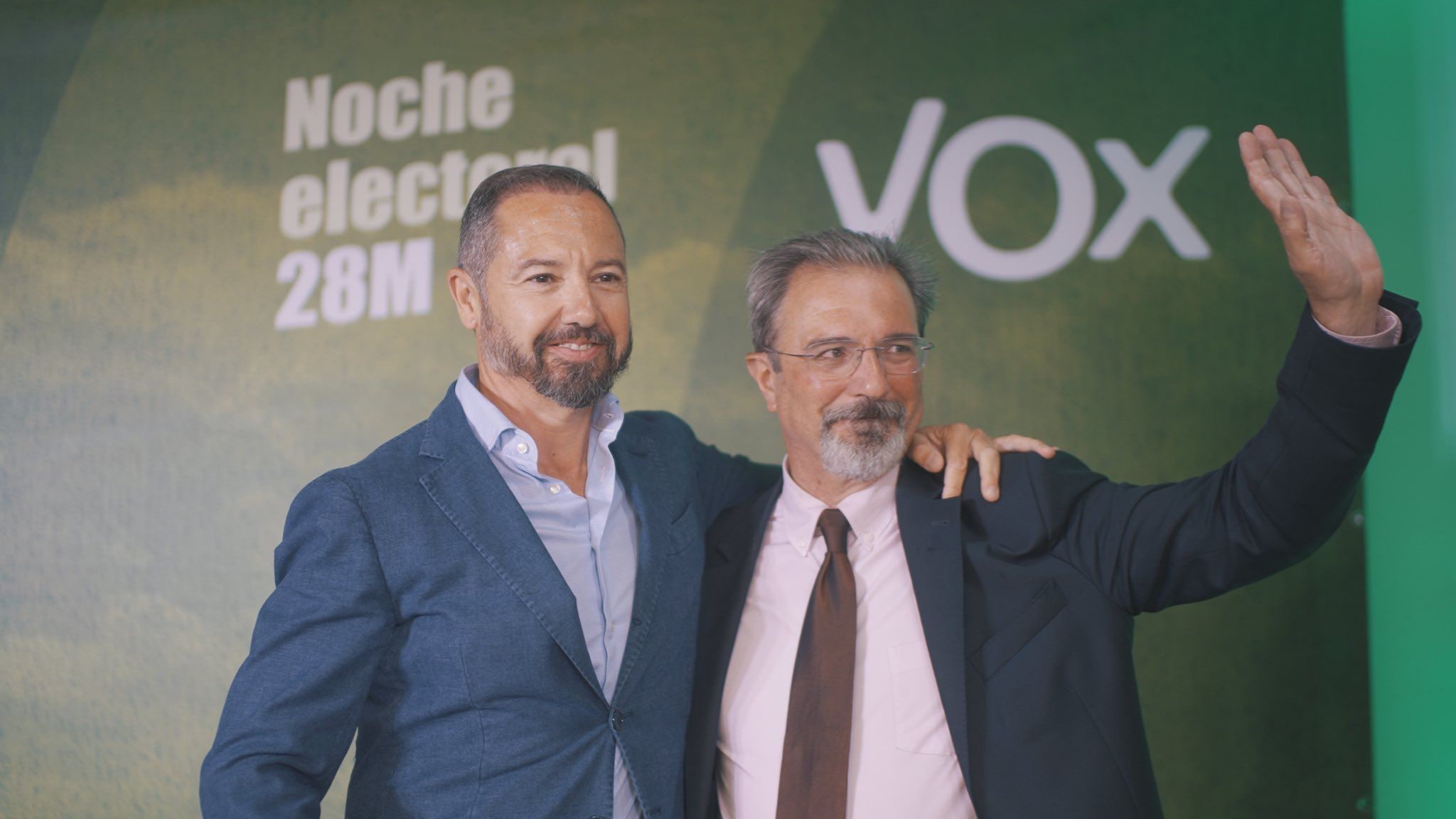 Carlos Flores, candidato de Vox, a la derecha de la imagen.