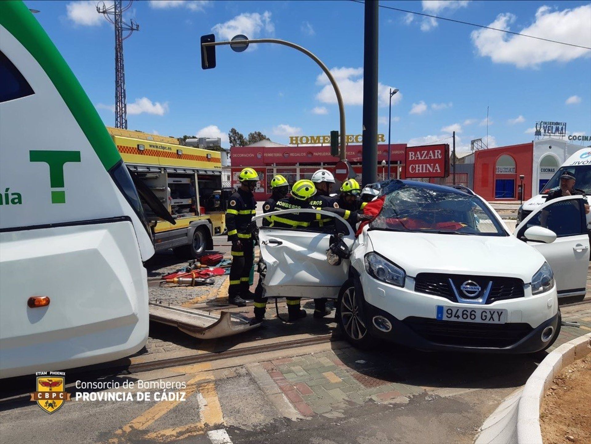 Una mujer de 78 años queda atrapada tras chocar su turismo con el tranvía a su paso por Chiclana - BOMBEROS CÁDIZ