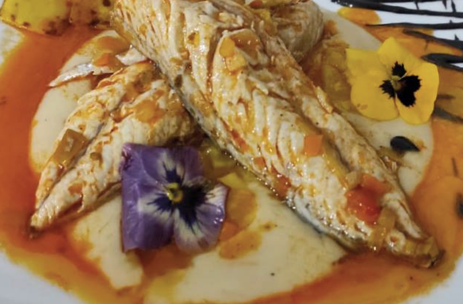 La pescadería Hermanos Caña dona caballas para el comedor social El pan nuestro. 