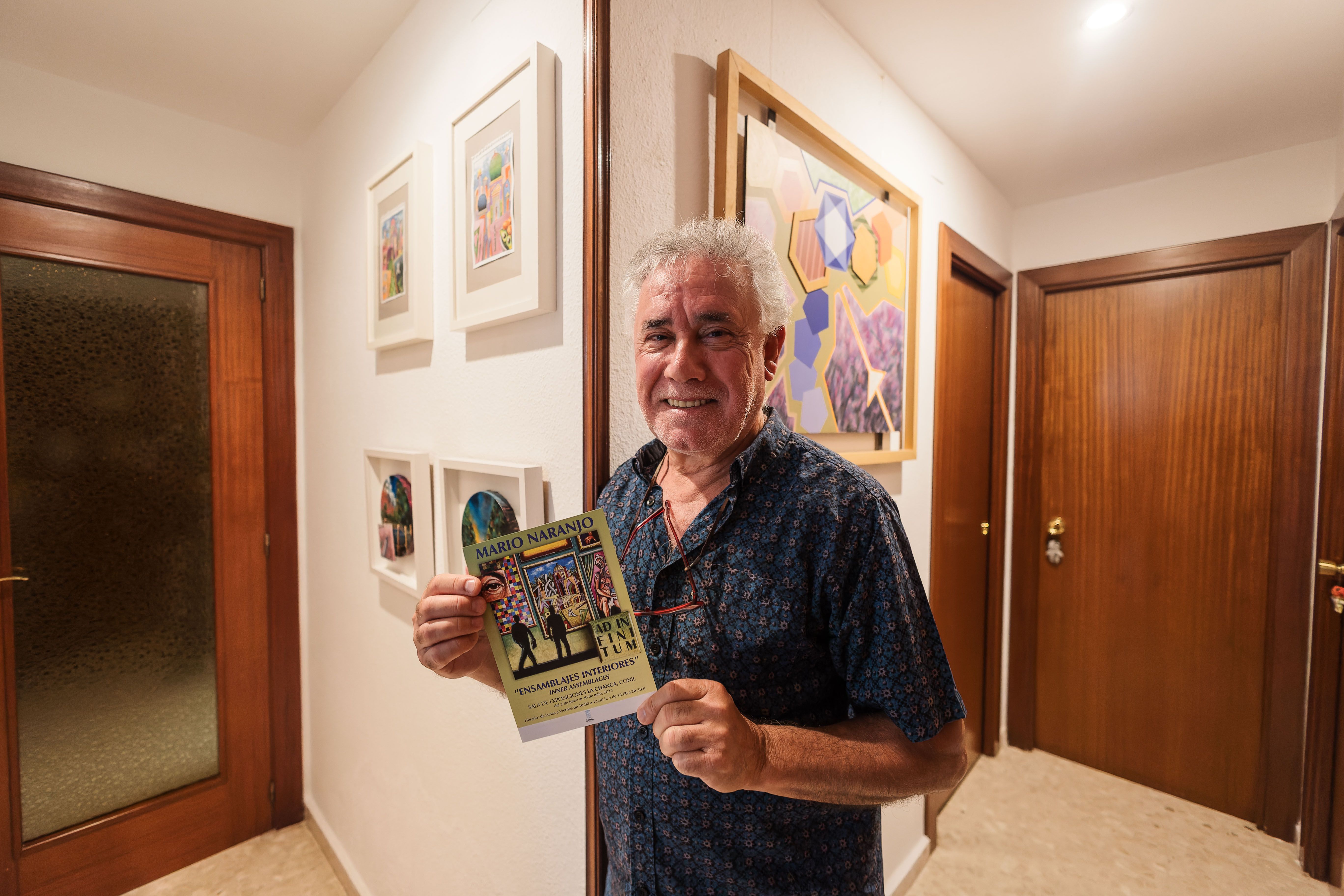 El pintor jerezano Mario Naranjo, con el cartel de su exposición en Conil.