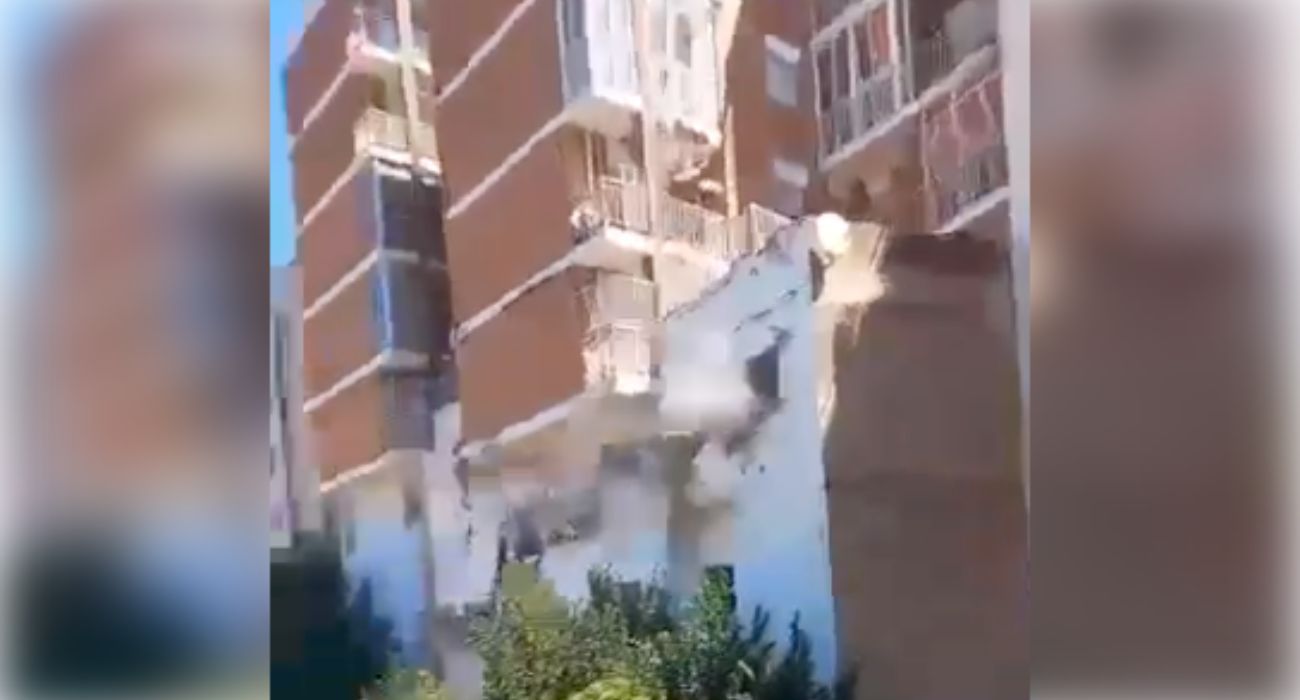 Momento en el que el edificio empieza a resquebrajarse.