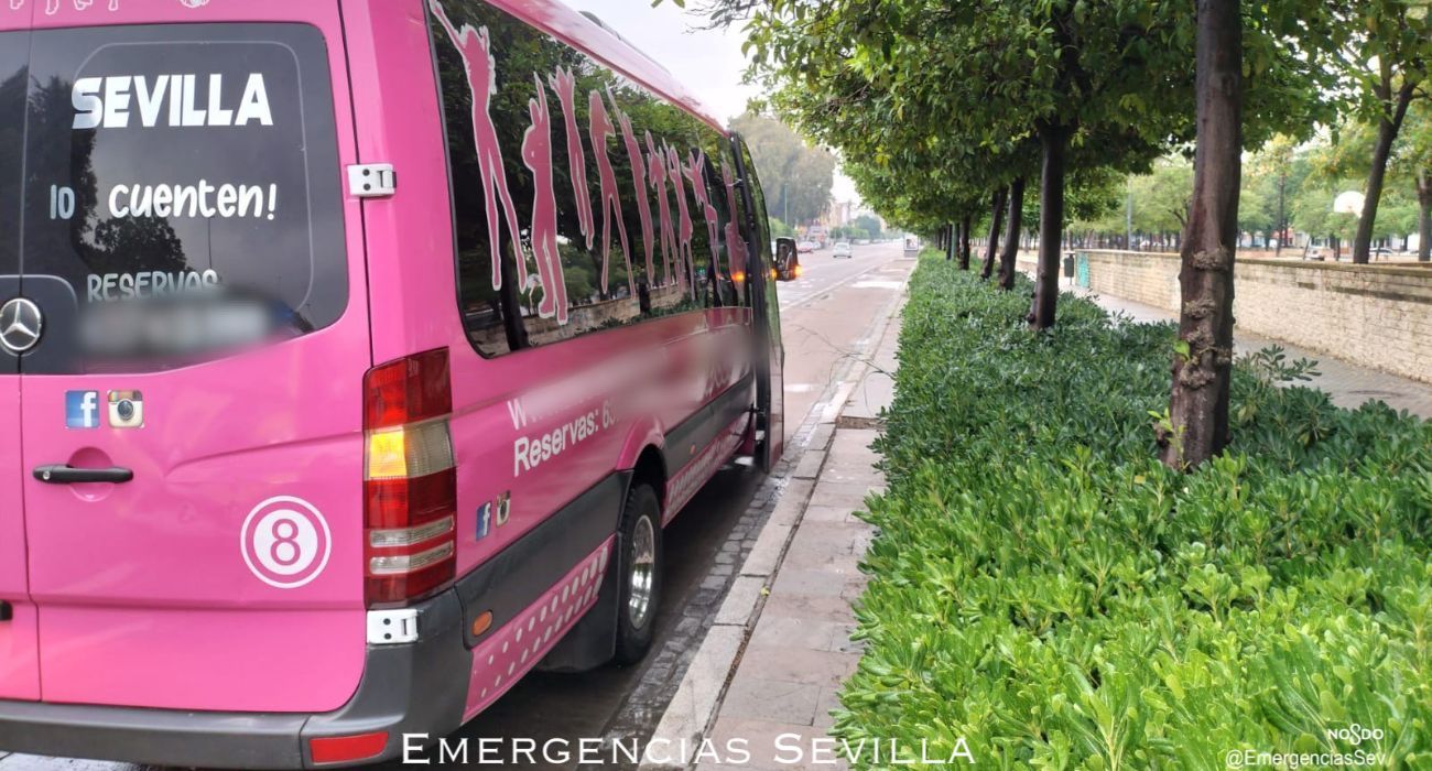 El microbús que transportaba, sin la documentación legal necesaria, a niños al colegio en Sevilla.