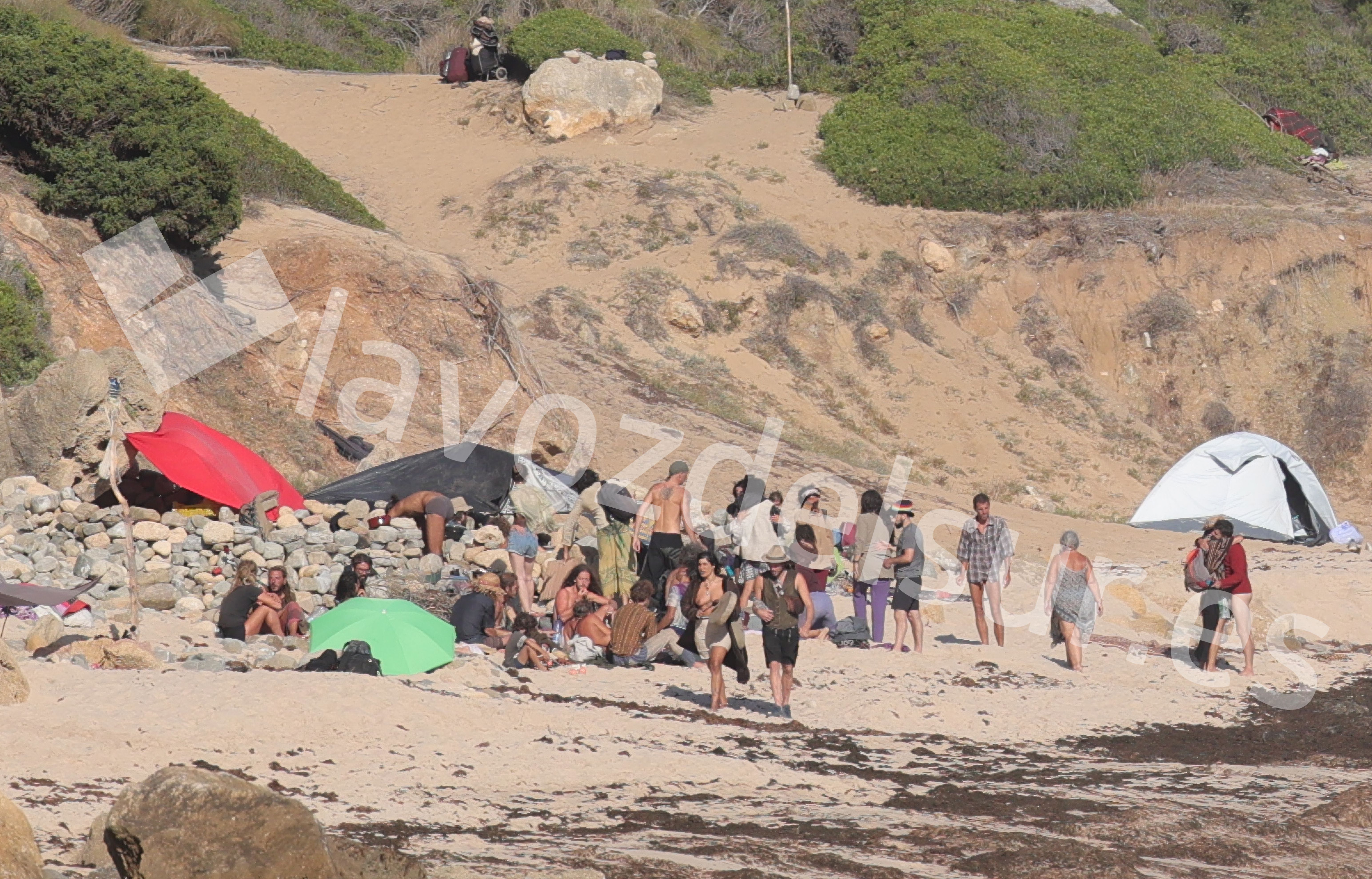 Miembros de la familia Arcoíris, en el Parque Natural del Estrecho, en la Costa de Luz de Cádiz tras ser desalojados de Benaocaz, este pasado martes.