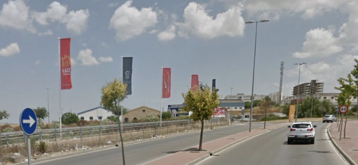Parte de la avenida Ana María Sierra que carece a día de hoy de acerados, en una imagen de Google Maps.