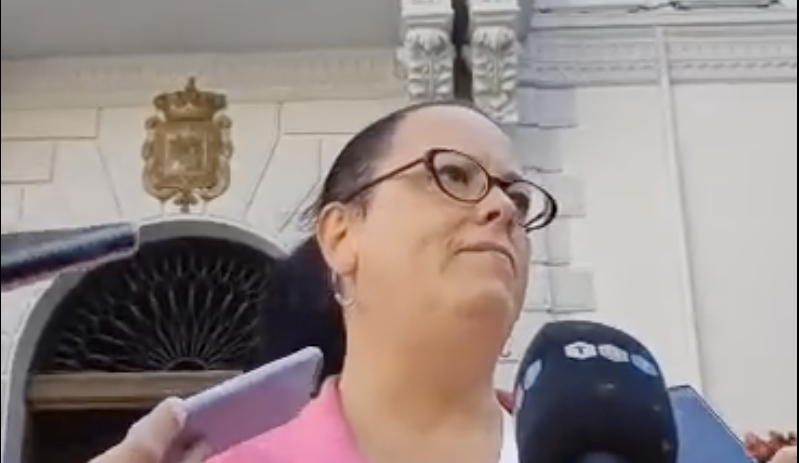La activista trans Sandra Rodríguez dimite tras la elección de Carmen Calvo como cabeza de lista del PSOE por Granada.