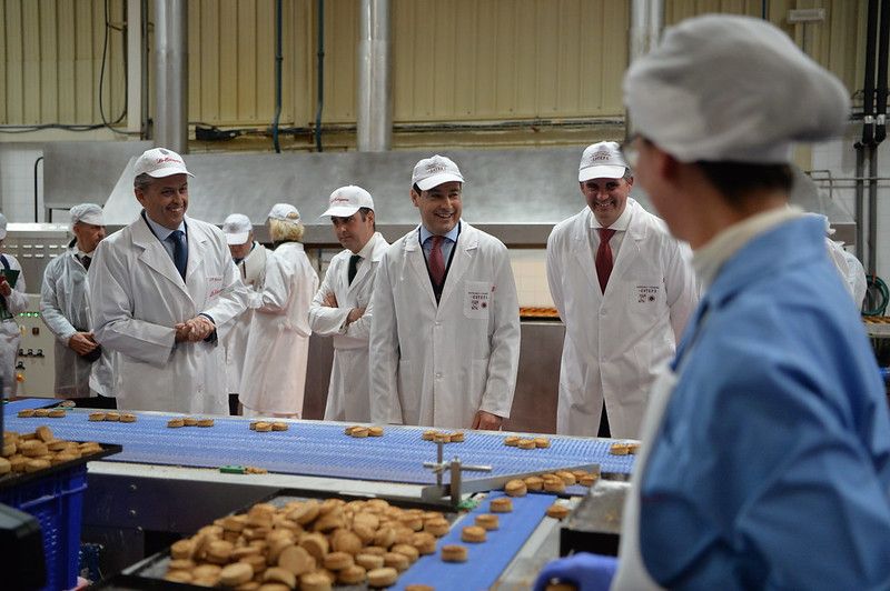 El presidente de la Junta, en una reciente visita a la fábrica de La Estepeña. FOTO: JUNTA DE ANDALUCÍA