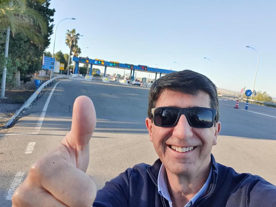 Juan Marín, en una imagen de su cuenta de Facebook, celebrando el fin del peaje. 