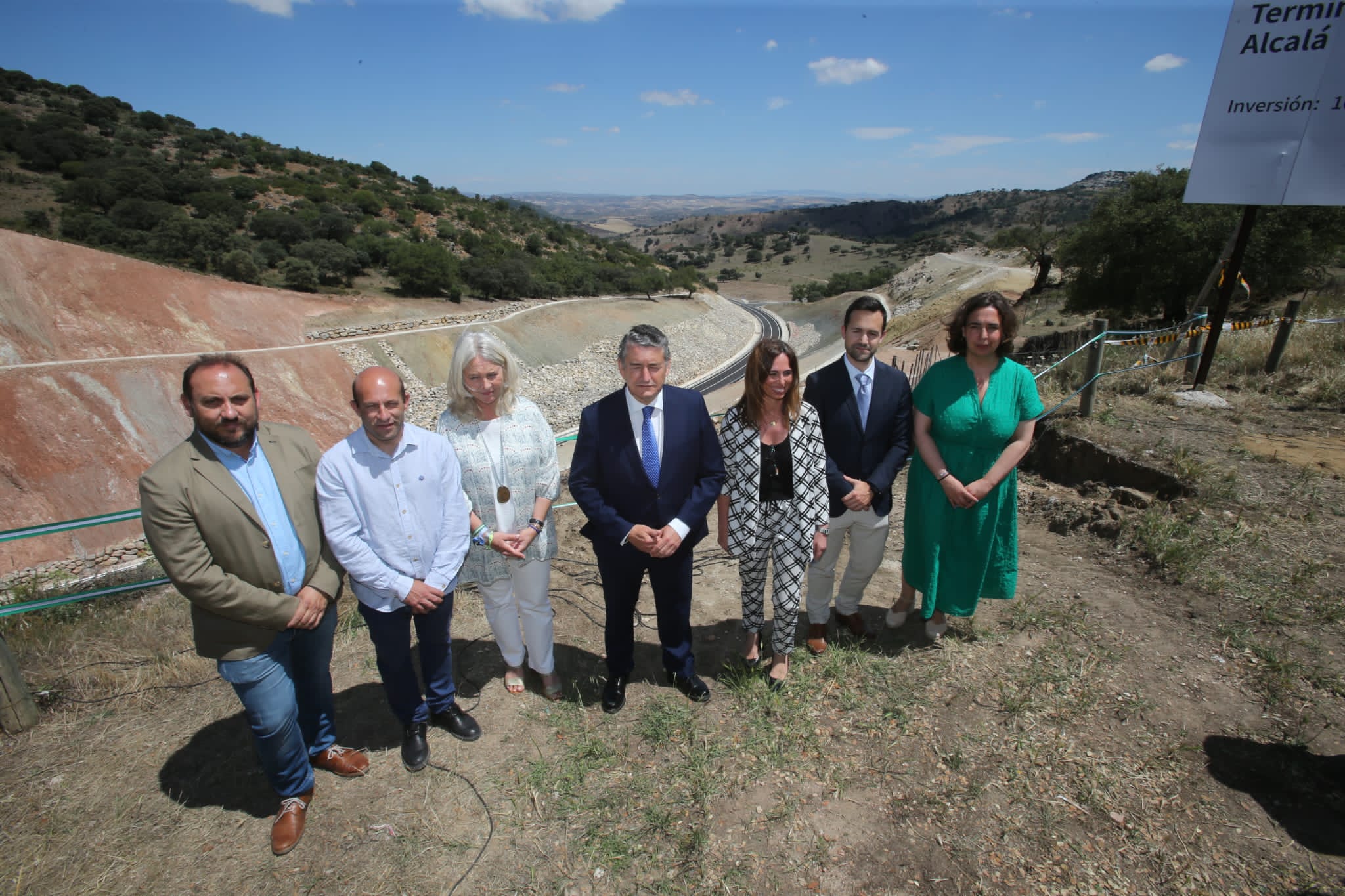 Los consejeros y alcaldes de la zona en la nueva vía de Alcalá del Valle.