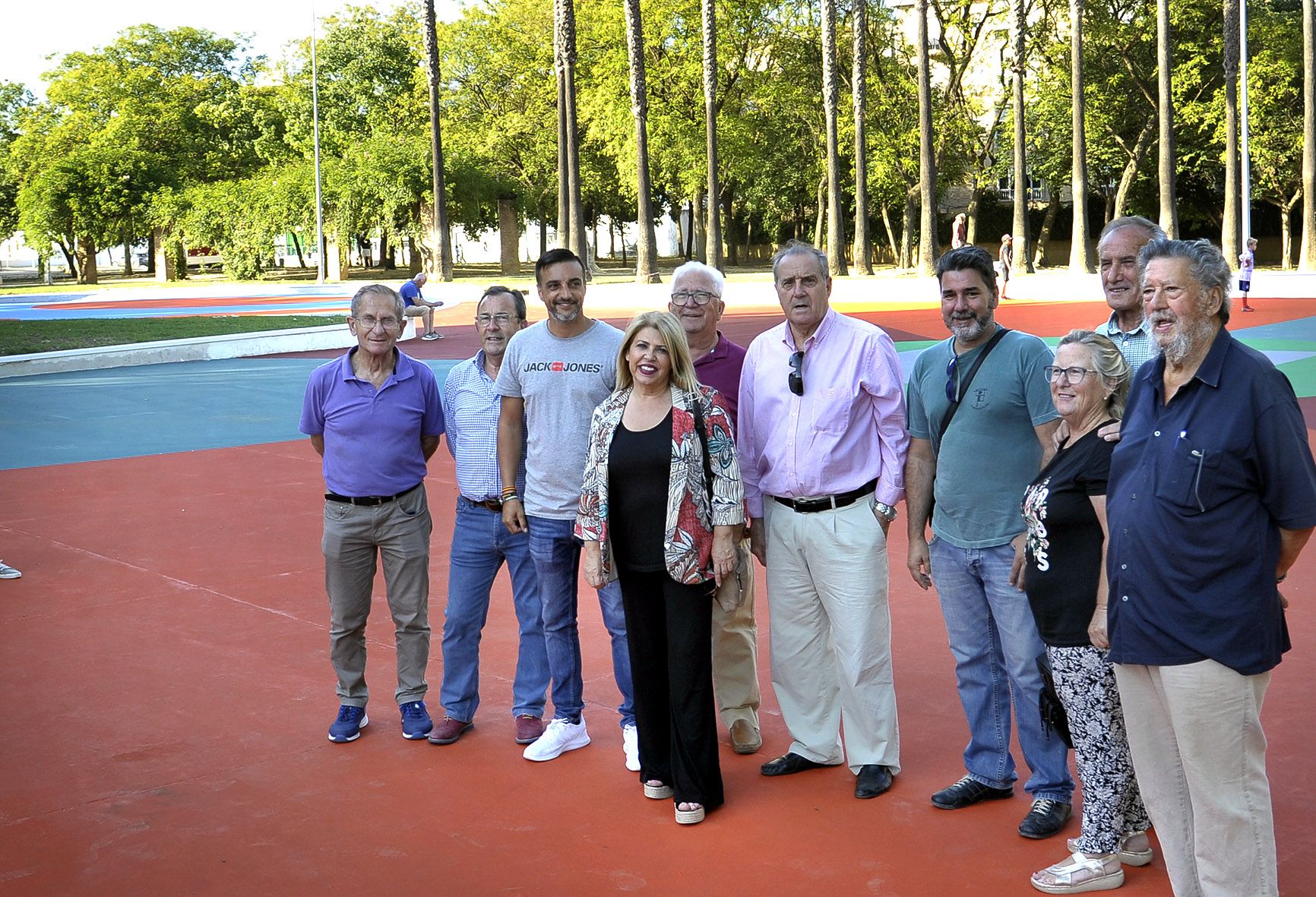 Sánchez y vecinos de la barriada en el Parque La Plata.