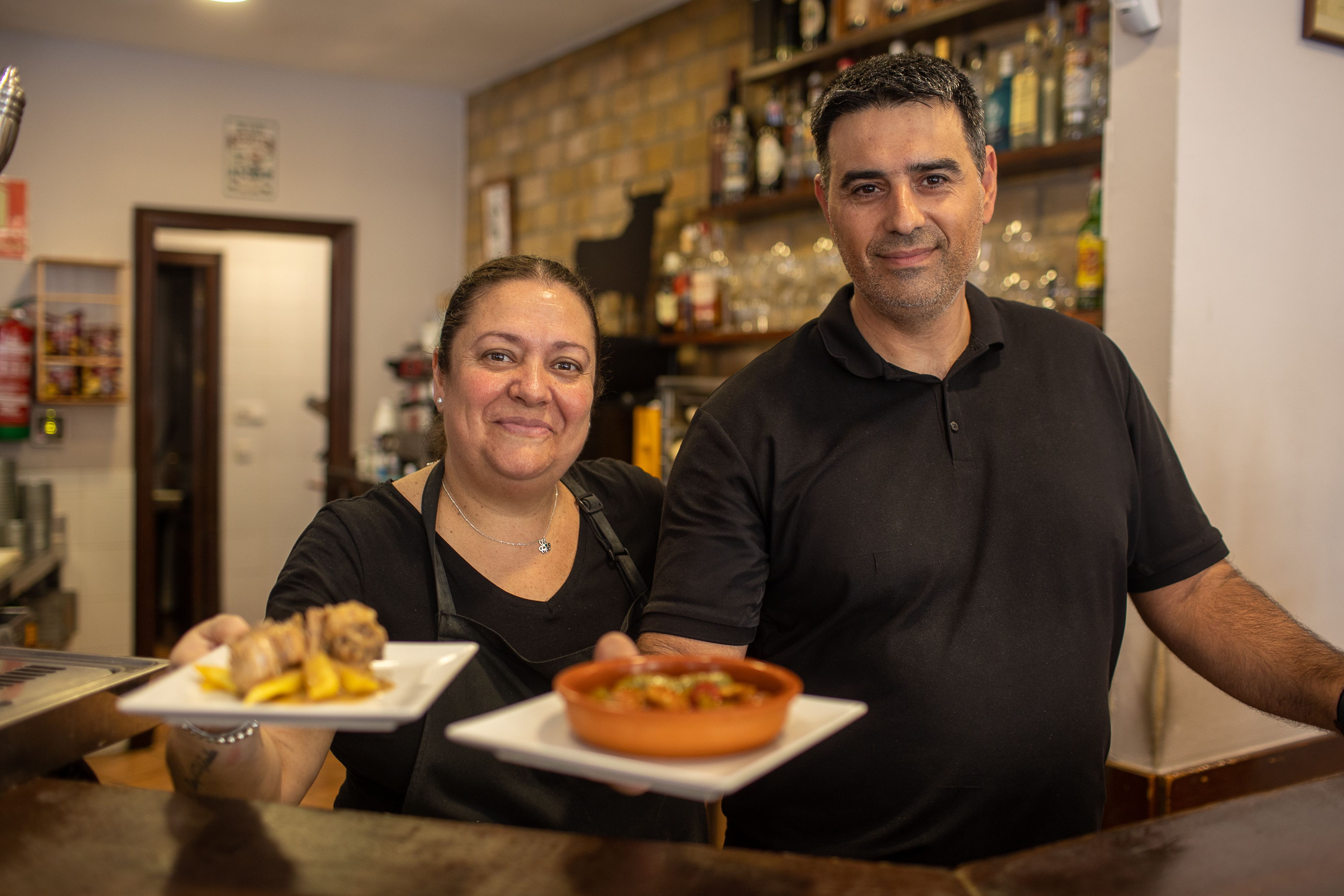 Vanesa Bello y Chico Delgado, pareja que dirige y atiende el restaurante de los extramuros de Cádiz.