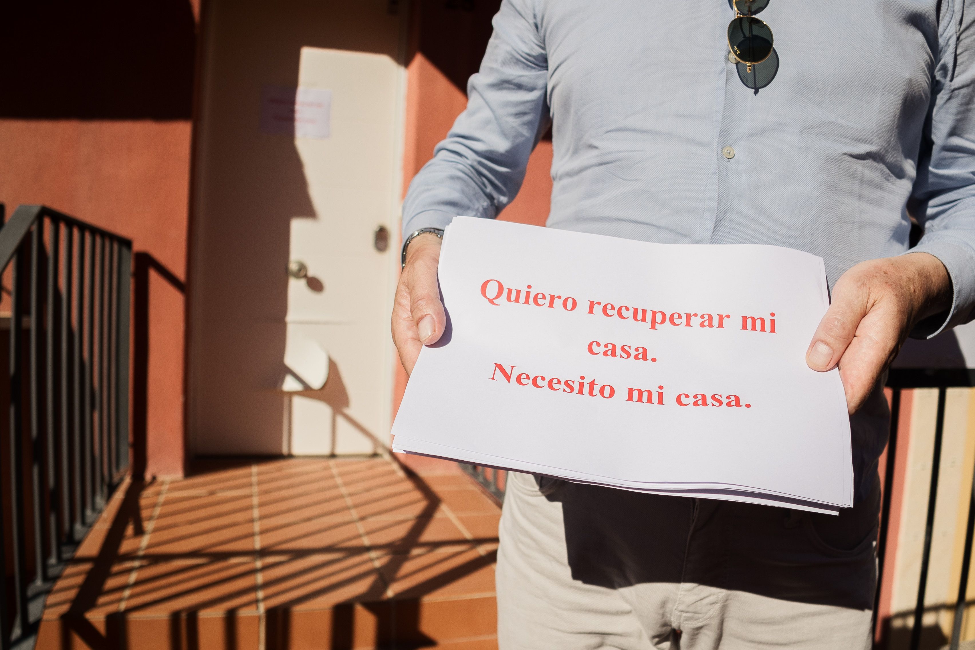 El belga, con un cartel con sus reclamaciones.