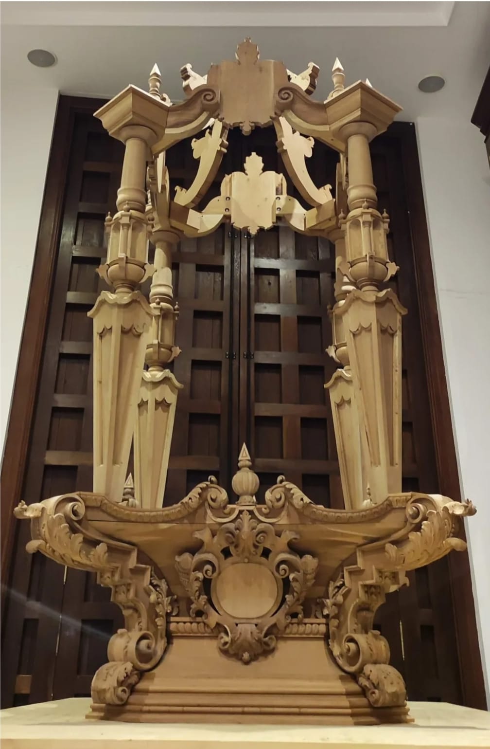 Vista frontal del conjunto peana y templete instalados en la casa del Santo Crucifijo. 