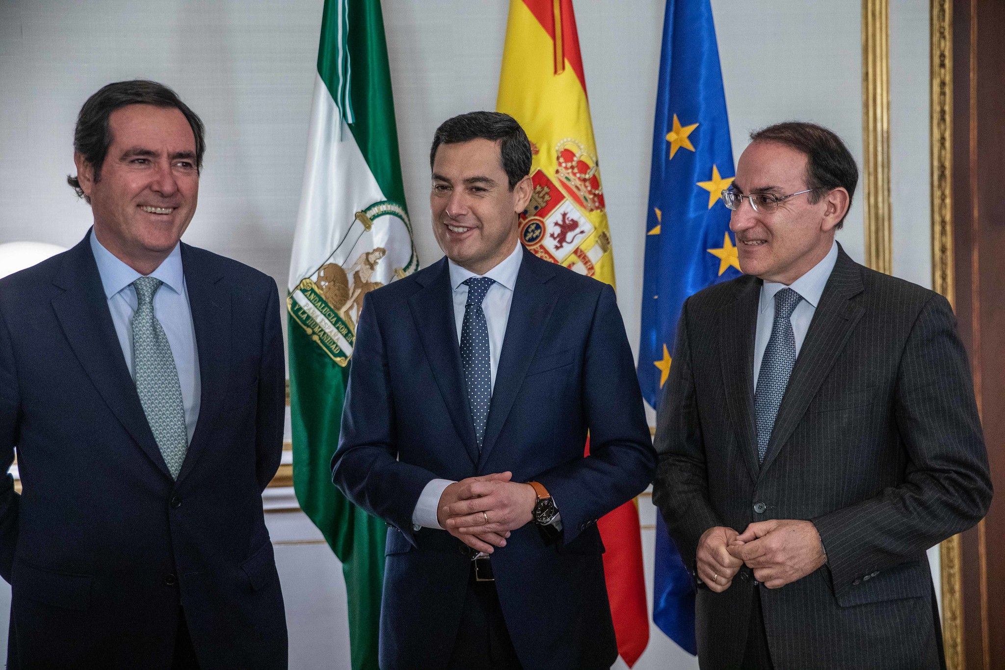 El presidente de la Junta, Juanma Moreno, junto al presidente de la Confederación Española de Organizaciones Empresariales (CEOE), Antonio Garamendi, y al de la Confederación de Empresarios de Andalucía (CEA), Javier González de Lara, en una imagen recien