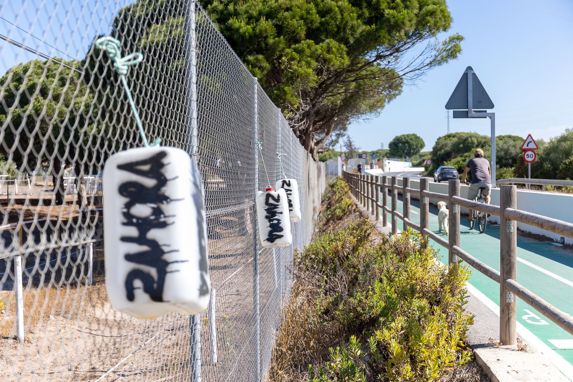 Bidones pidiendo agua para los vecinos de Zahora, en una imagen de archivo.