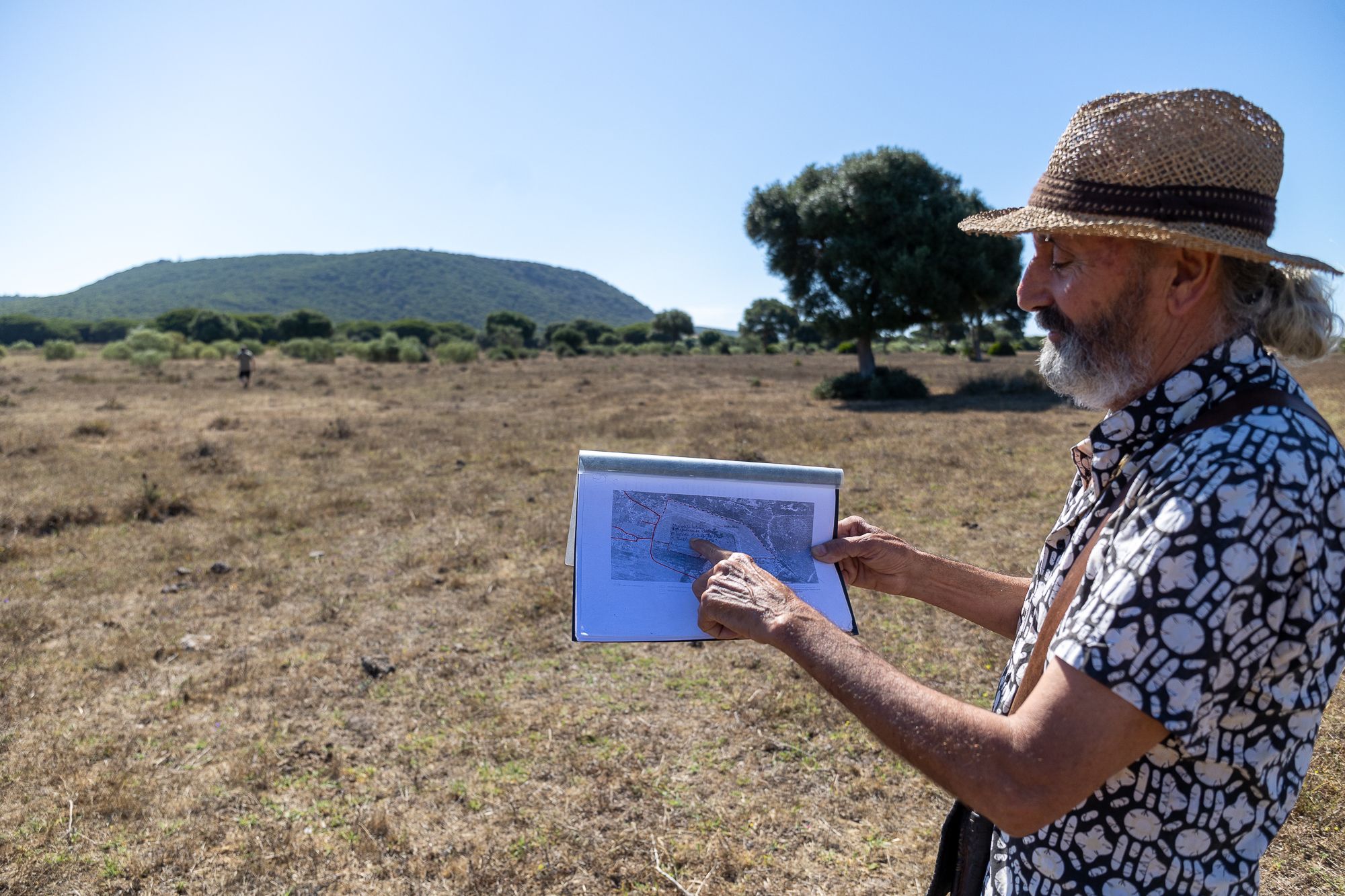 José Antonio Mármol, secretario de la asociación Costa de la Luz, mostrando un mapa con el macroproyecto urbanístico.