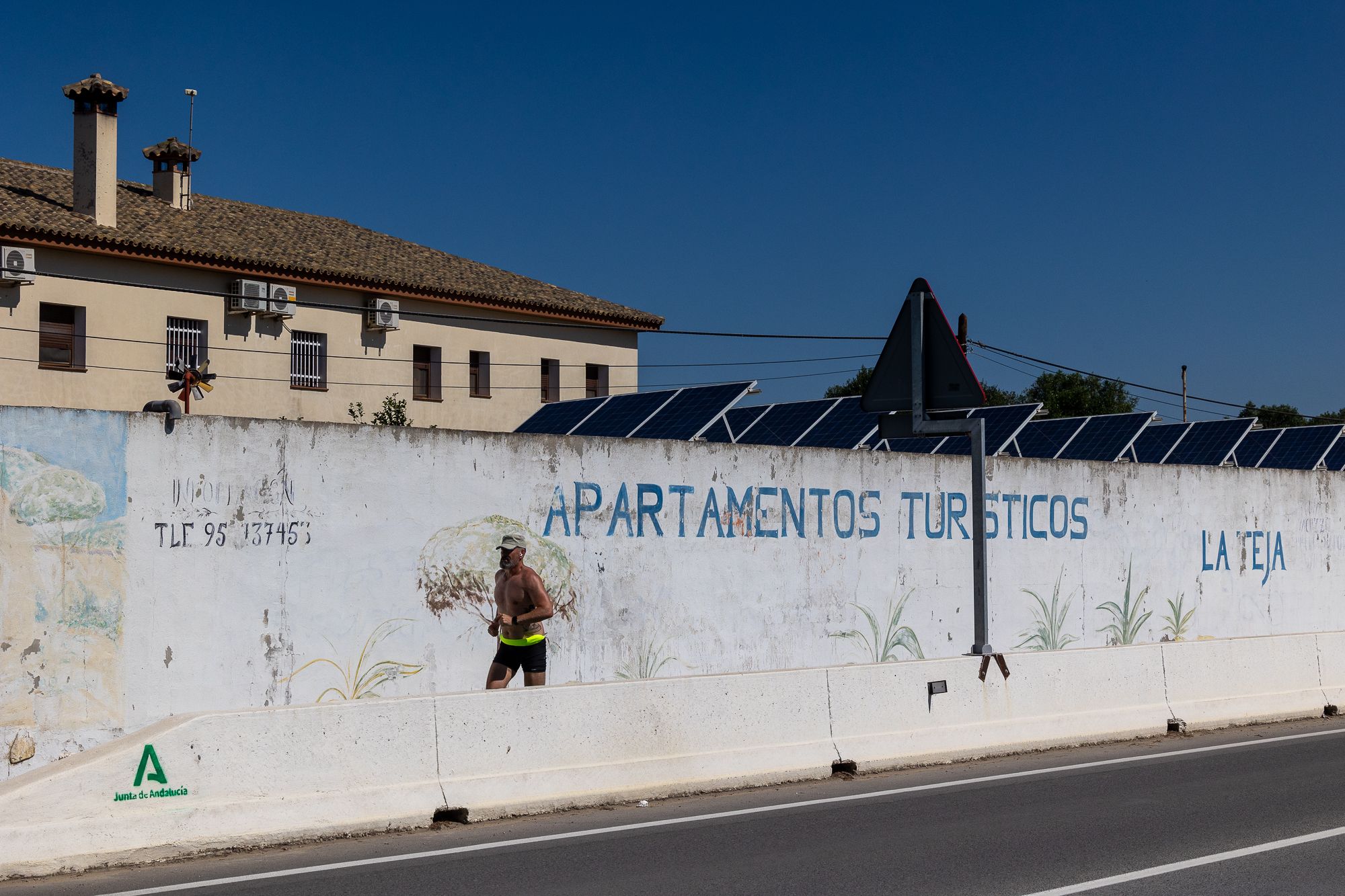 Muros en la pedanía barbateña de Zahora protestando por la situación del agua.