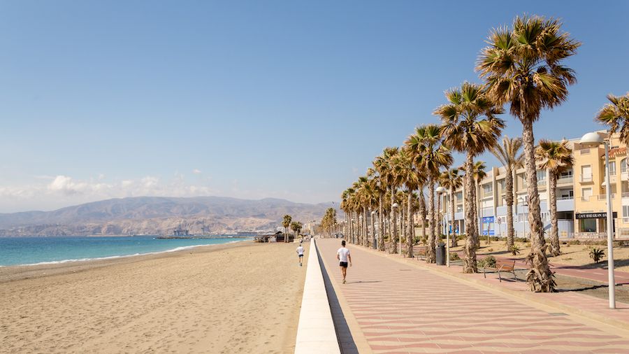 Paseantes, en una playa de Almería.