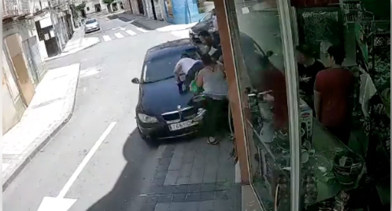 Momento en el que el coche se lleva a varias personas por delante.